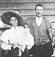 ​Mrs & Mr Ludwig Rackemann in Dec 1901 with one of their younger children.